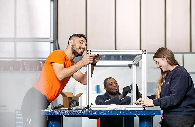 Drei Auszubildende zum Industriemechaniker